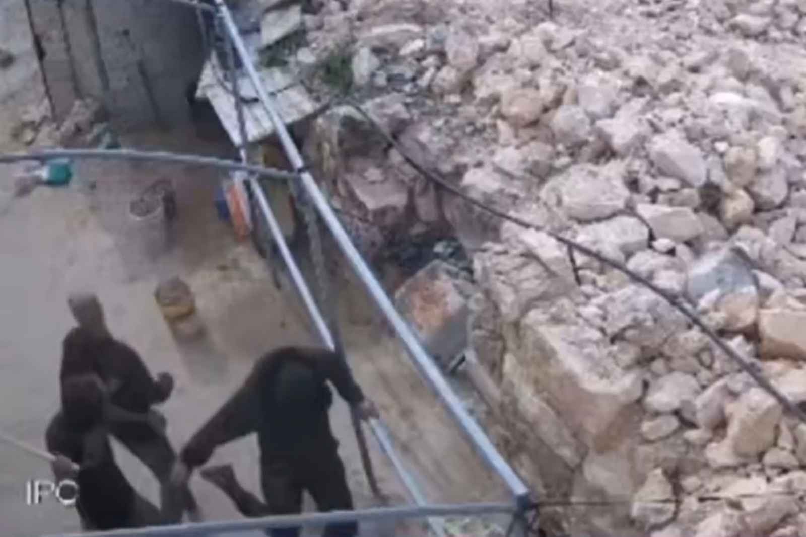 Colonos israelíes dando una brutal paliza a un palestino   X   @MohammadHuraini