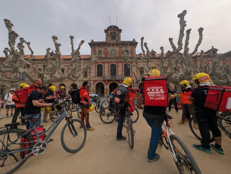 Els Bombers voluntaris denuncien ser “riders” i porten la seva precarietat als jutjats
