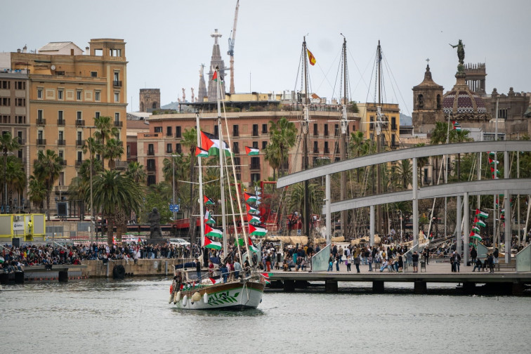 Vídeo: La flotilla humanitària salpa simbòlicament des de Barcelona però posposa la seva sortida per la climatologia