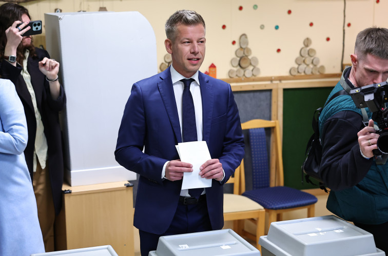 Hongria obre l'escrutini amb Magyar per davant i Víctor Orban en risc amb el 6,5%