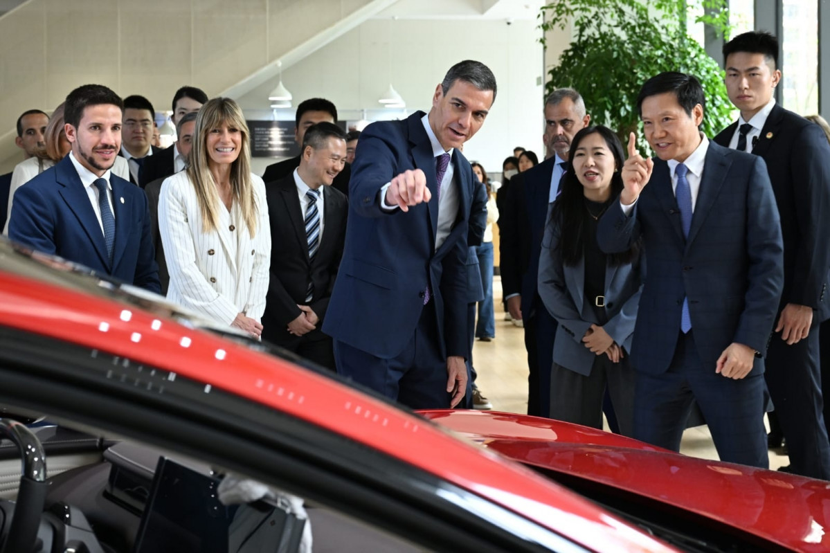 EuropaPress 7435615 presidente gobierno pedro sanchez visita sede xiaomi pekin junto mujer (1)
