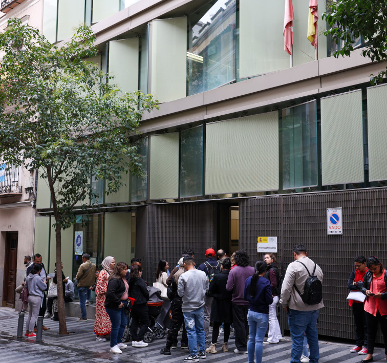 Espanya obre la porta a la integració: claus de la regularització extraordinària de 500.000 migrants