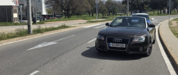 Roban un coche en Castelldefels y luego lo abandonan dejándolo encendido en medio de la carretera