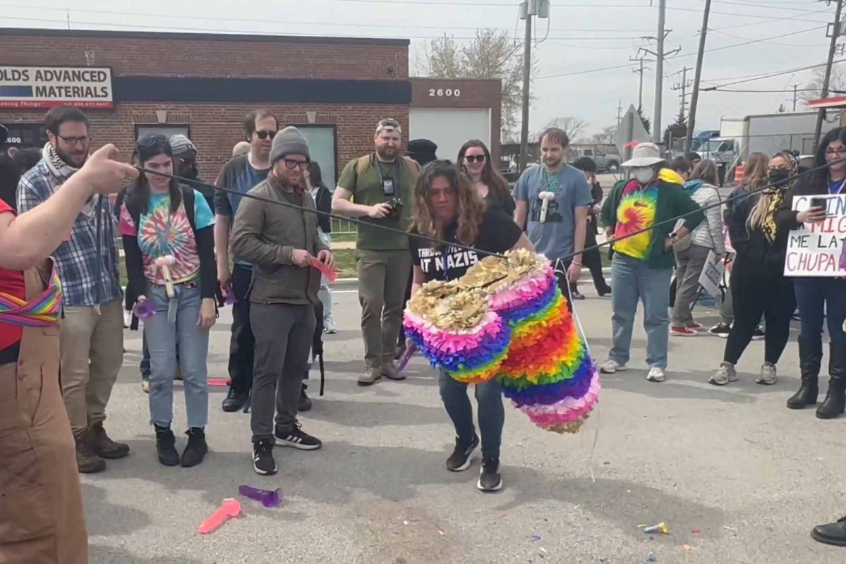 Una manifestante golpea una piñata con un consolador   REDES SOCIALES