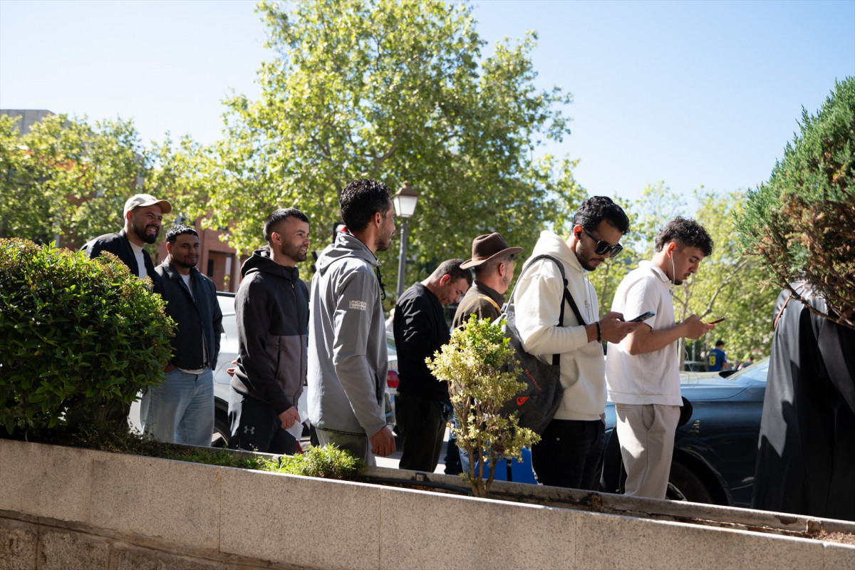 EuropaPress 7443095 varias personas hacen cola entrar embajada consulado marruecos 15 abril