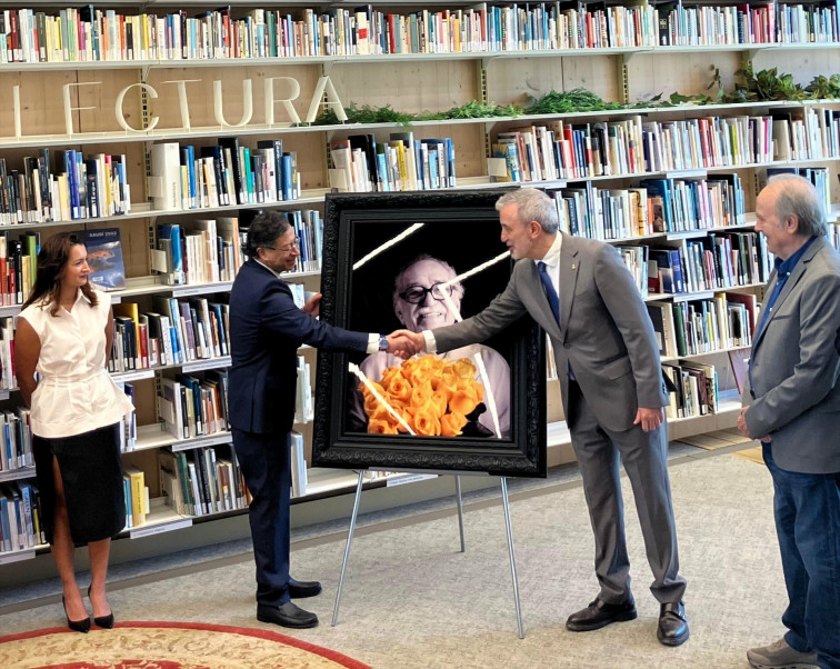 Petro regala a Barcelona l'últim retrat en vida de García Márquez en un acte amb Serrat i Collboni