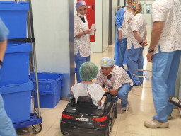 El Hospital SJD Sant Boi incorpora los coches eléctricos para que los niños vivan la cirugía más motivados