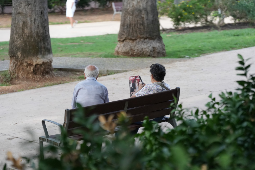 EuropaPress 6961868 dos personas sentadas banco 17 septiembre 2025 barcelona catalunya espana
