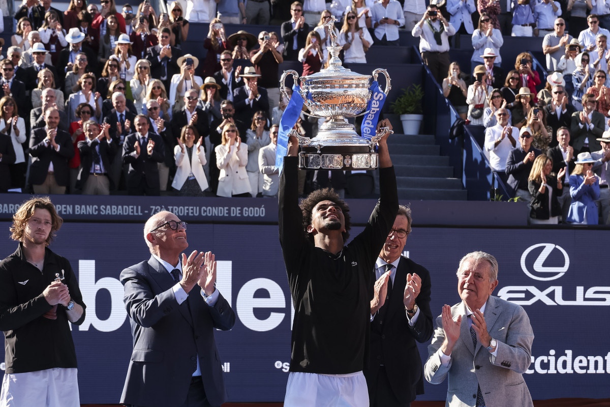 EuropaPress 7453371 arthur fils of france celebrates with the championship trophy during the