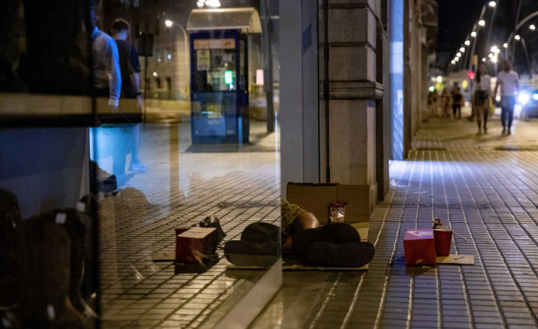 Els 'invisibles' de la regularització a Catalunya: el 75% de les persones sense sostre quedarà fora de la mesura