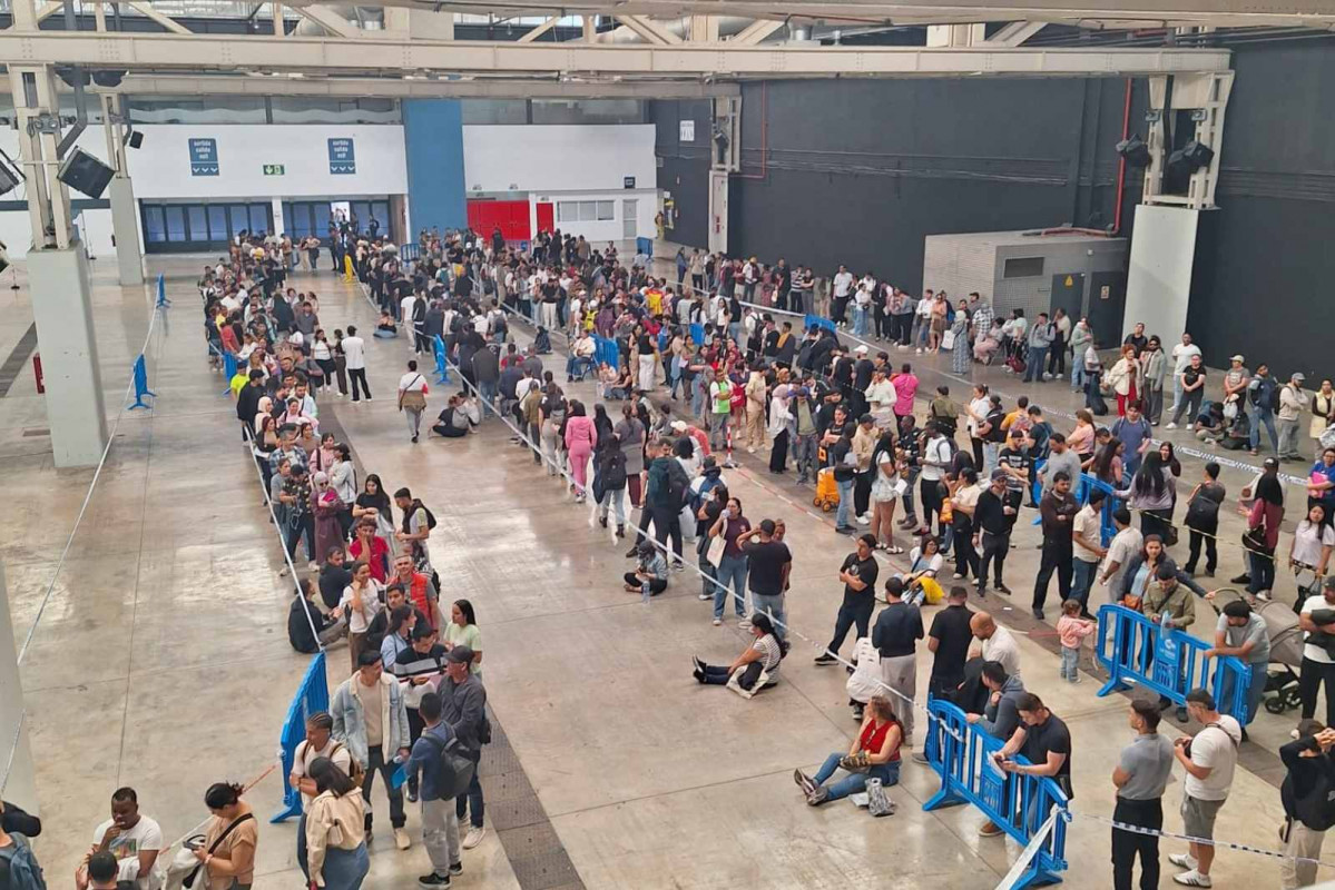 Colas de inmigrantes para regularizar su situación en La Farga   L'H