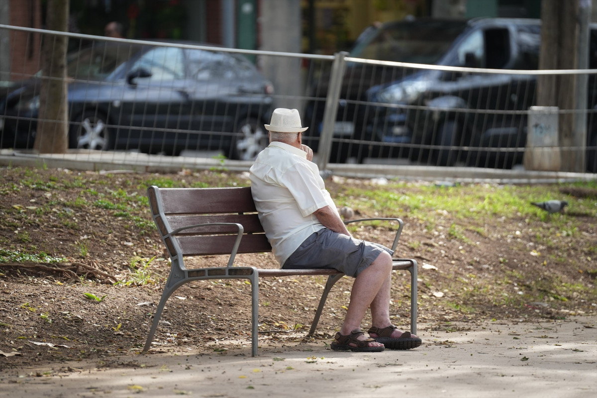 EuropaPress 6961872 persona sentada banco 17 septiembre 2025 barcelona catalunya espana