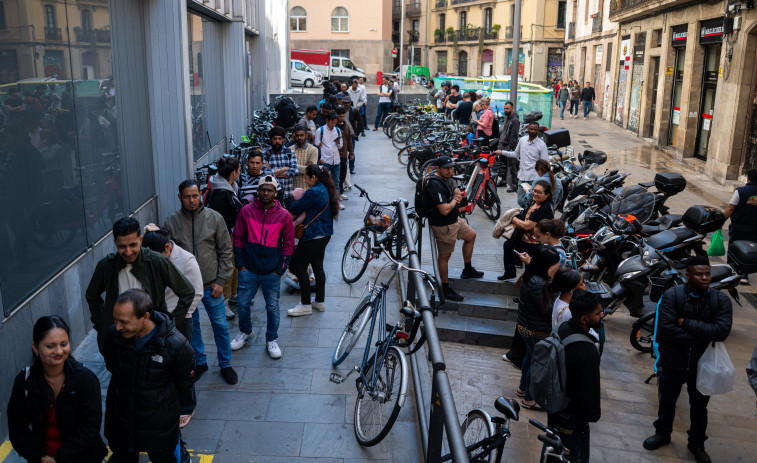 Catalunya activa un pla per a no desbordar a l'administració amb la regularització d'immigrants
