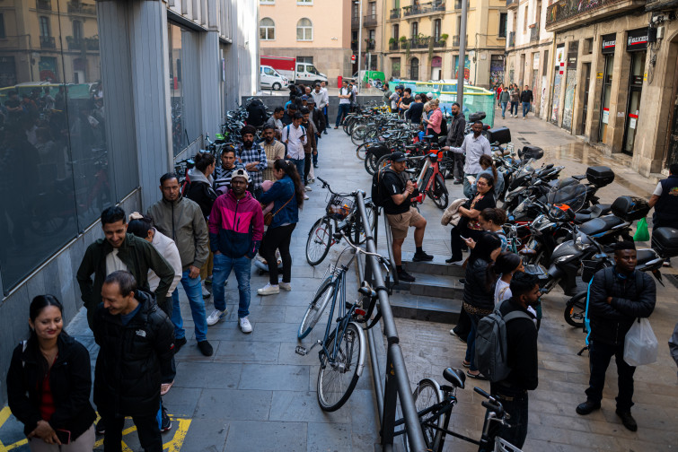 EuropaPress 7454538 varias personas hacen cola oficina atencion ciudadano 20 abril 2026