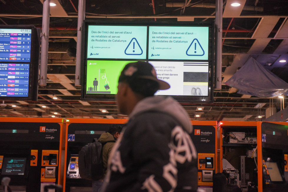 EuropaPress 7238063 viajeros estacion sants 23 enero 2026 barcelona catalunya espana renfe