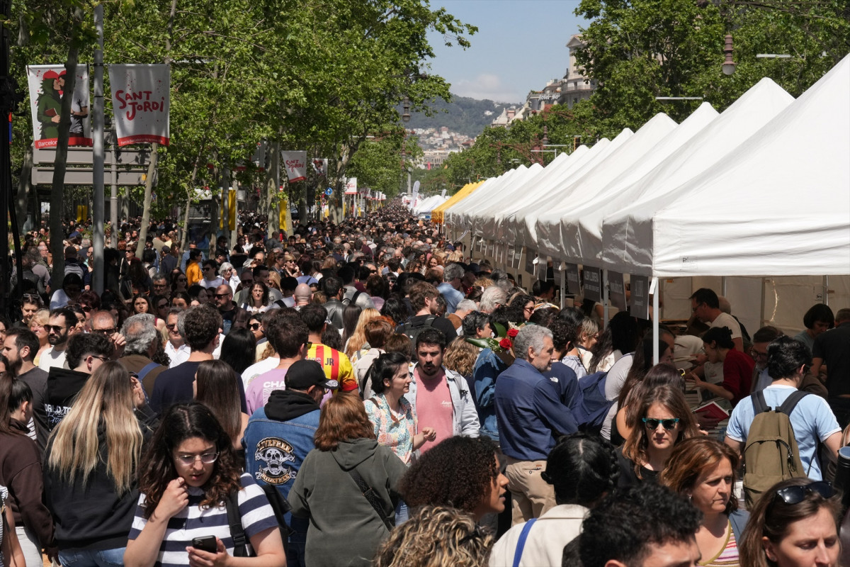EuropaPress 7465252 colas gente esperando firmar libros plaza catalunya dia sant jordi 23 abril