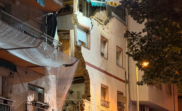 Un edifici s'esfondra i obliga a desallotjar a 35 veïns de Badalona