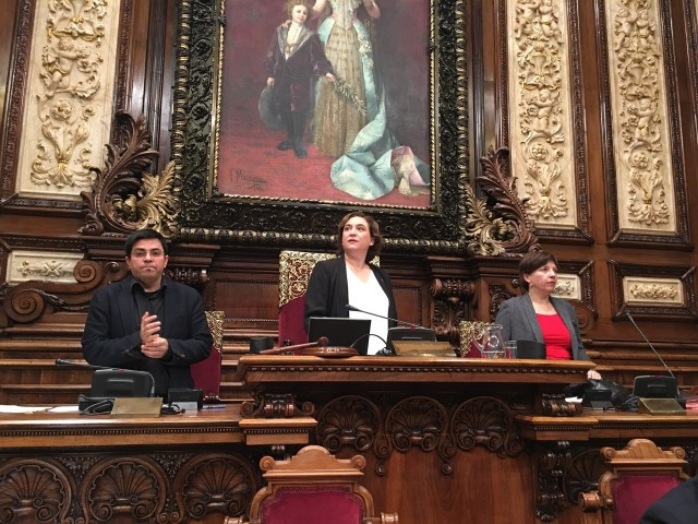 L'oposició rebutja en bloc els Pressupostos de Colau, que recorre a la qüestió de confiança