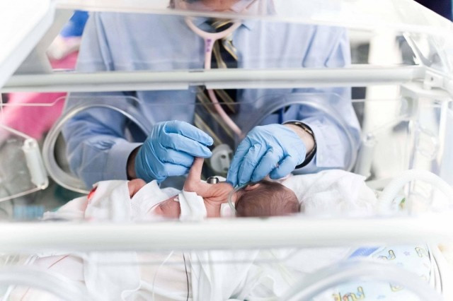 La causa més comuna d'hospitalització en menors d'un any és la bronquiolitis