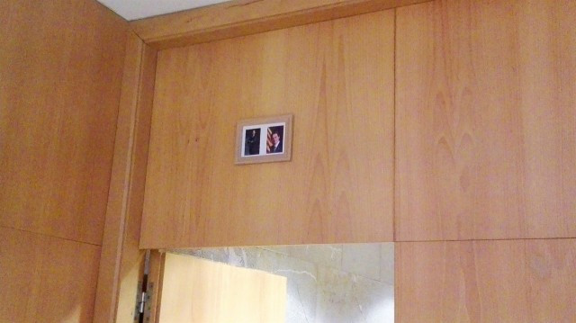 Torredembarra canvia la foto carnet del Rei per una altra més gran per ordre judicial