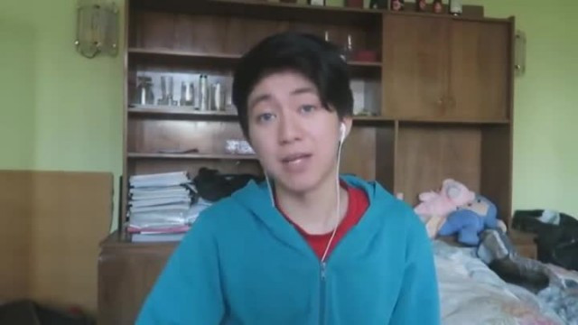 Imputen al 'youtuber' que va donar galetes amb pasta de dents a un sense sostre a Barcelona