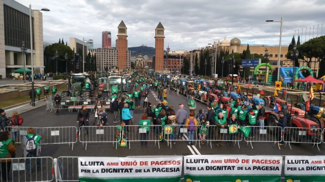La 'Marxa pagesa' omplen  de tractors l'avinguda Maria Cristina de Barcelona