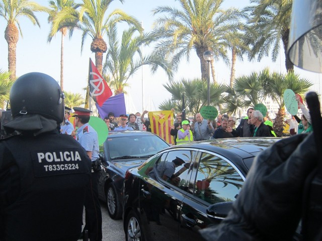 El fiscal demana 8 anys de presó al manifestant que va atacar el cotxe de Montoro a 2014