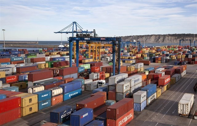 Els sindicats d'estibadors retarden una altra setmana les aturades als ports