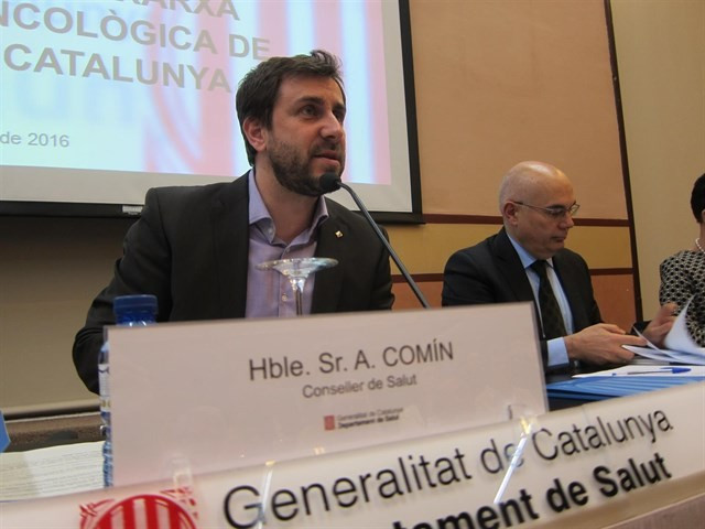 Comín es posa medalles davant de ses senyories