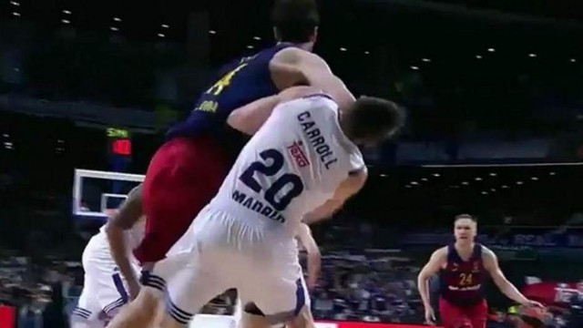 Tomic multat per donar un cop de colze a Carroll