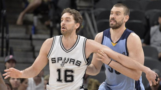 Pau Gasol aconsegueix un doble doble per guanyar davant el seu germà Marc