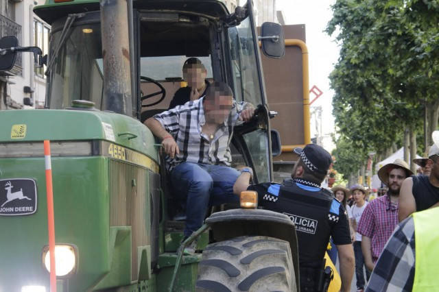 Un nen de 10 anys condueix el tractor d'un familiar pel centre de Lleida