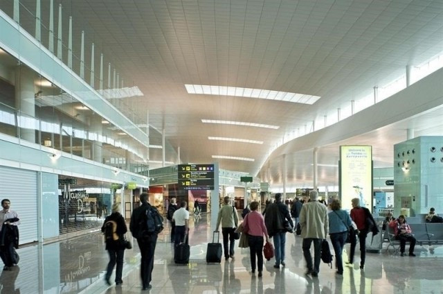 Les cues de l'aeroport de El Prat seguiran, com a mínim, fins al juny