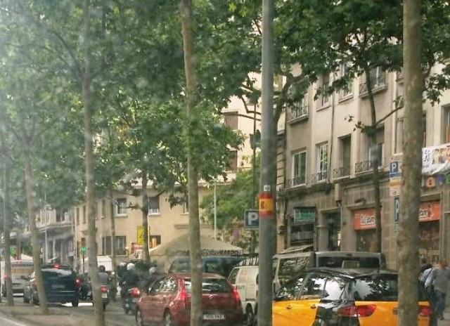 Els carrers de Barcelona es desperten plens de banderes d'Espanya