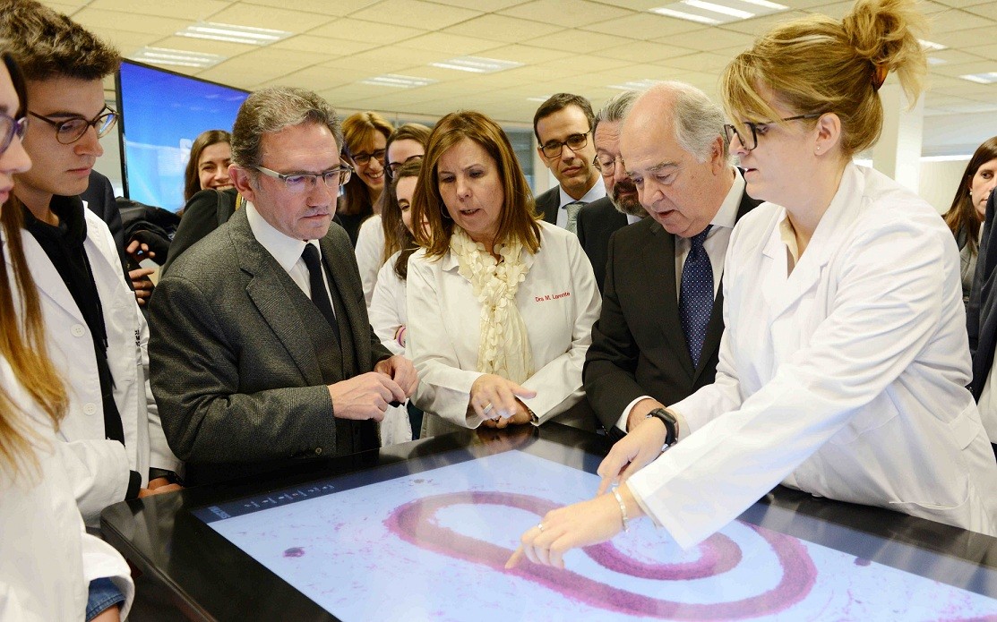 Al centre de la imatge jaume gir director general de la fundació bancària la caixa en un moment de la presentació (1)