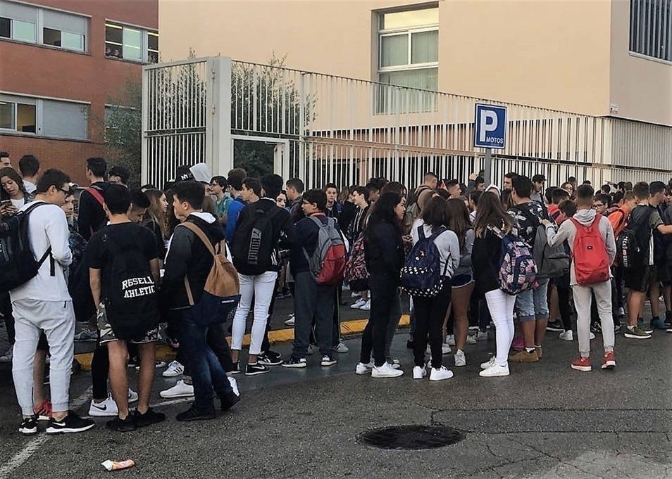 Manifestació de 200 alumnes davant d'un institut de Sant Andreu de la Barca