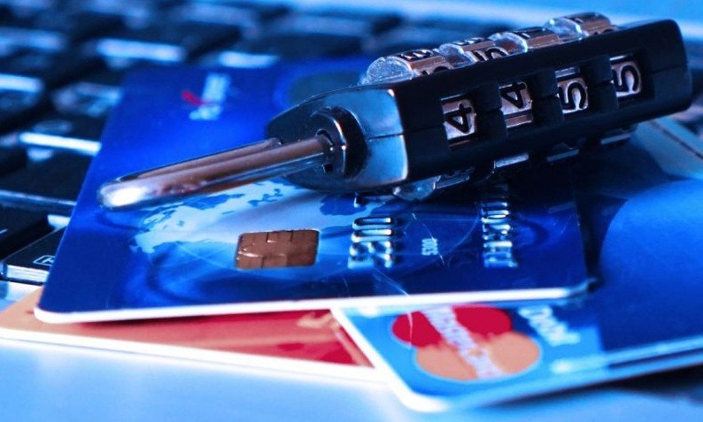 Robatori identitat targeta cadenat phising
