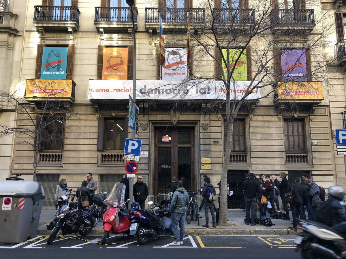 Entrada de la guàrdia civil a la seu de omnium cultural a barcelona