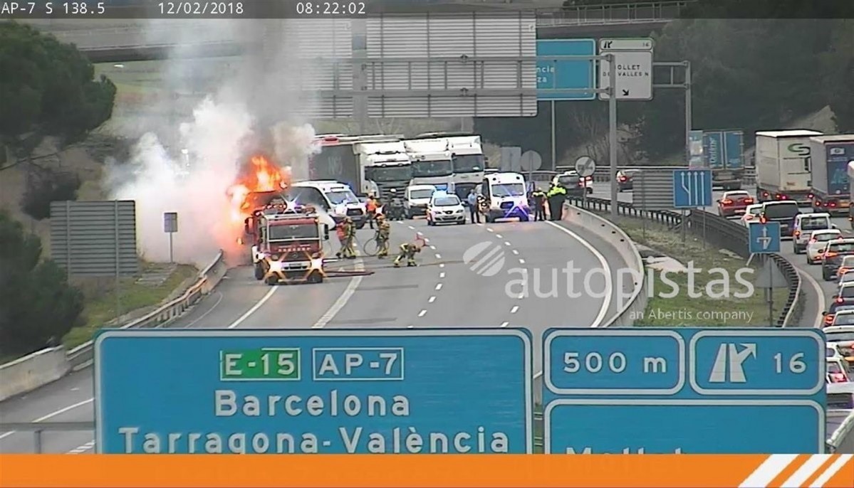 Camiu00f3n cremant a l'autopista a Mollet
