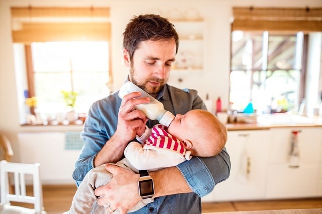 Permís de paternitat beu biberu00f3n pare