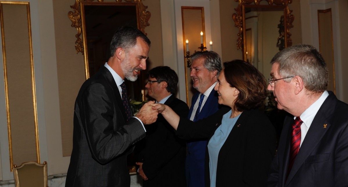 Felip saluda Colau 25 aniversari jj oo casa reial