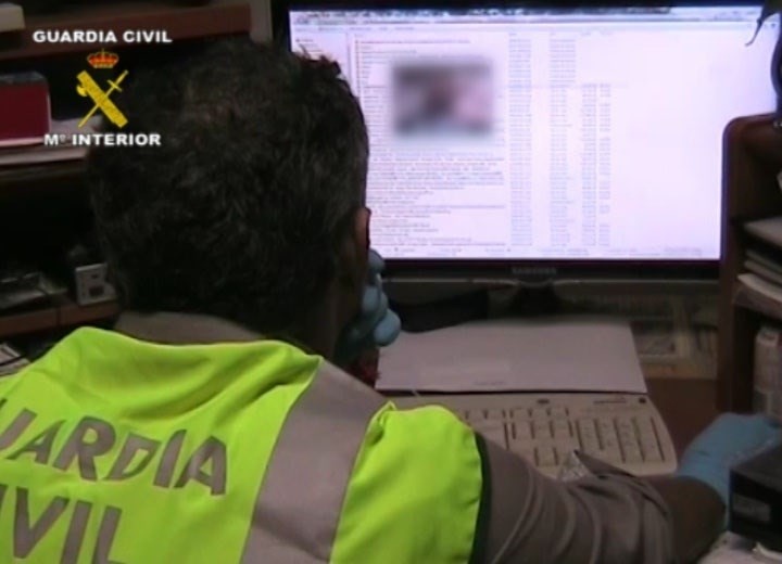 Guàrdia civil davant de ordinador