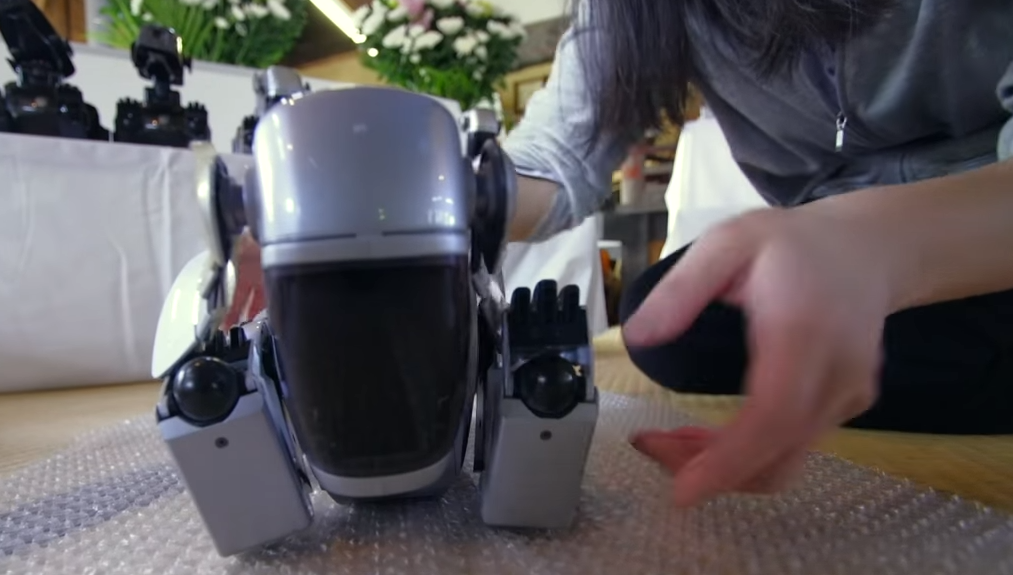 Funeral gossos robot