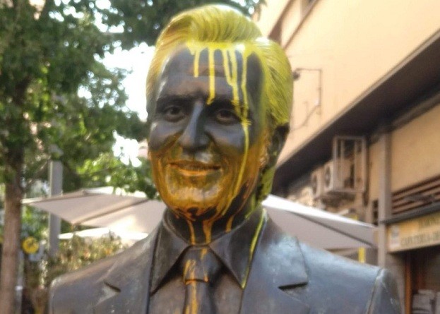 Manolo escobar badalona estàtua pintura groga 04072018
