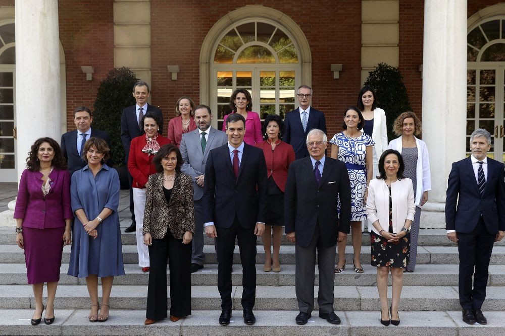 El president del govern Pedro Sánchez, acompanyat del seu gabiente. Ballesteros EFE