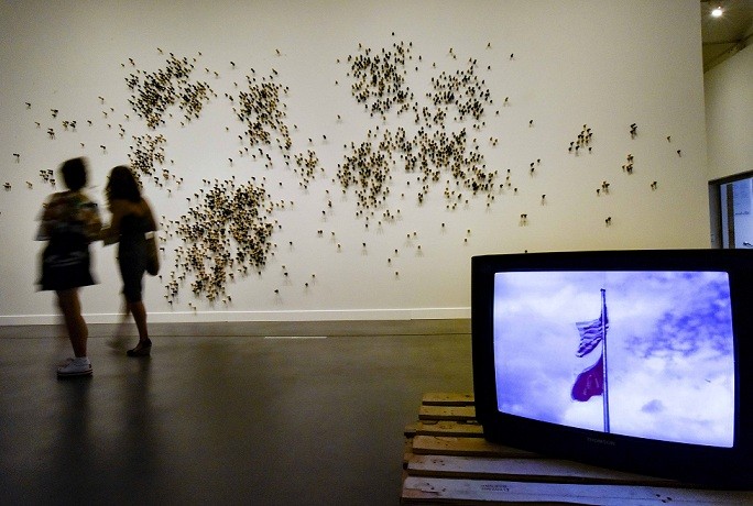 L'exposició reuneix vint treballs amb instal·lacions com i mother s day i de Smadar dreyfus o i the raft i de bill v