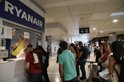 Cua passatgers aeroport ryanair 27072018