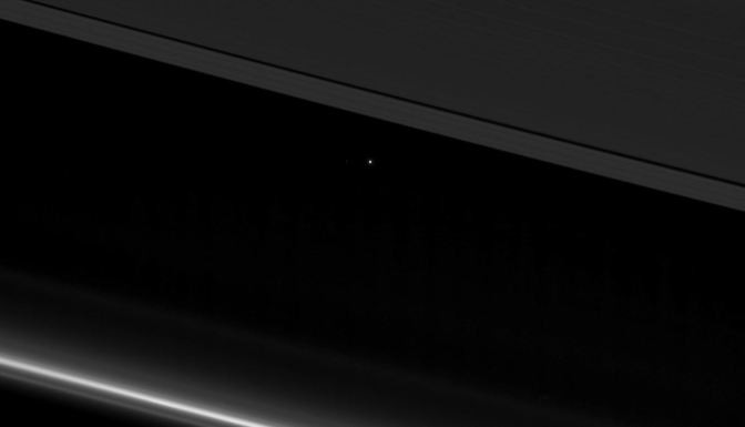 La Terra vista entre els anells de Saturn NASA