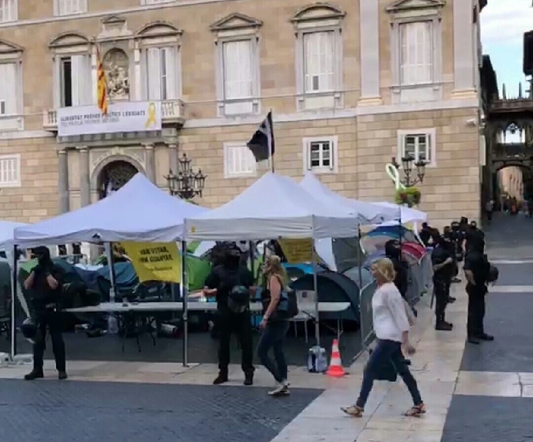 Mossos acampada independentista plau00e7a Sant Jaume