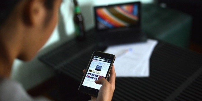 Llegint notícies en un telu00e9fono mu00f3bil